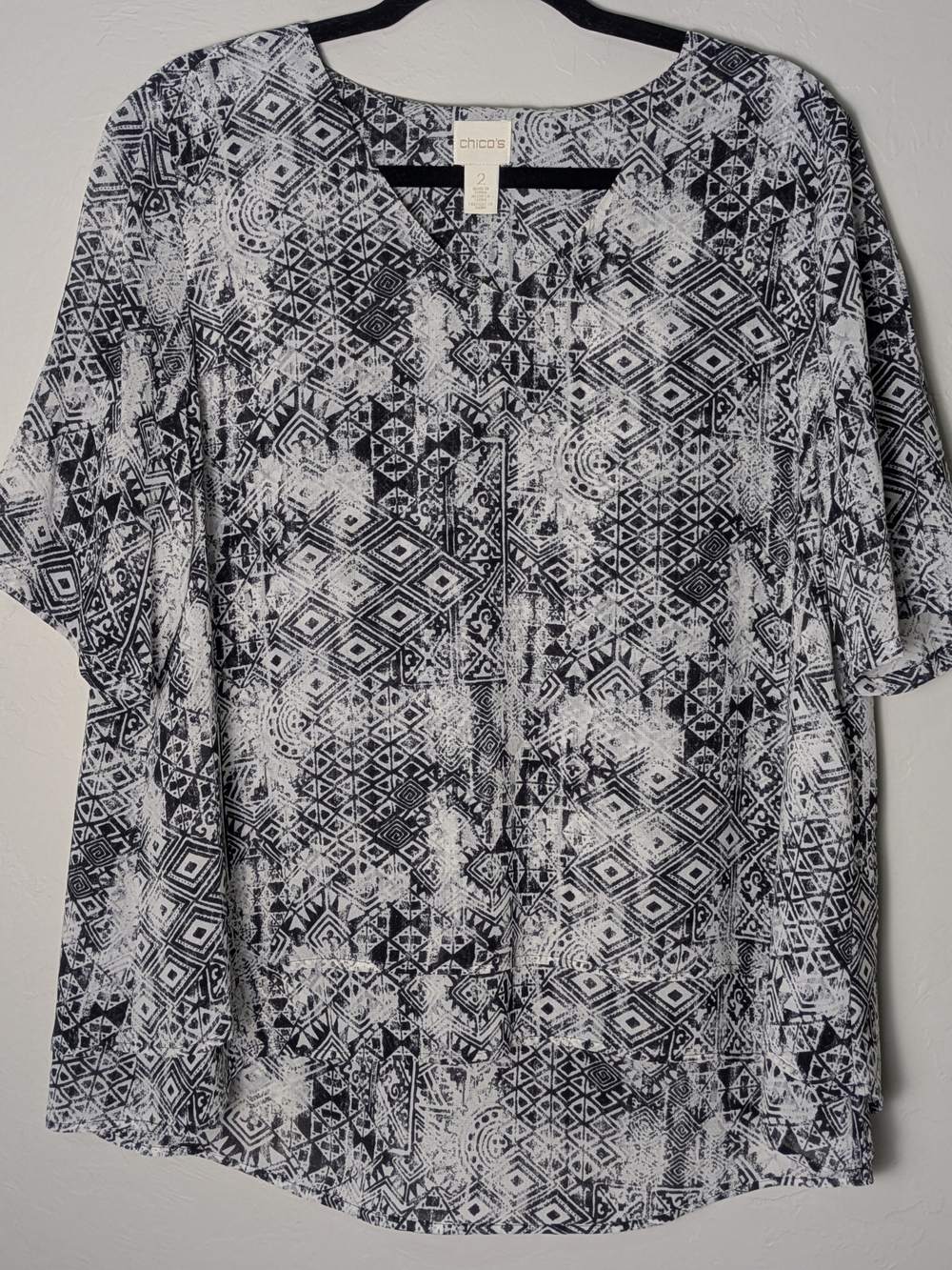 Chico's Black/White S:2/L V-neck Aztec Tribal Bohemian Blouse Abstract Festival